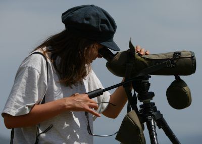Observadora con telescopio